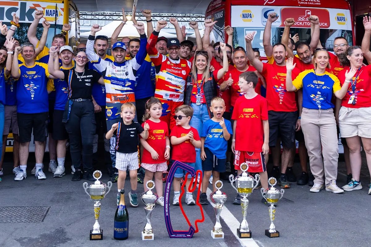 L'équipe Team Robineau, familles comprises, réunie autour des coupes au Mans