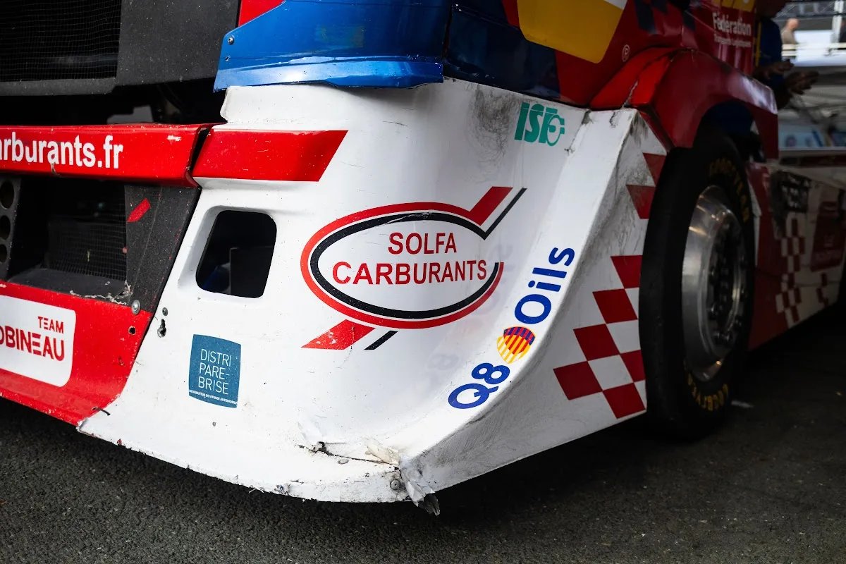 Le carénage du camion numéro 75 aux couleurs de Solfa Carburants et Q8 Oils
