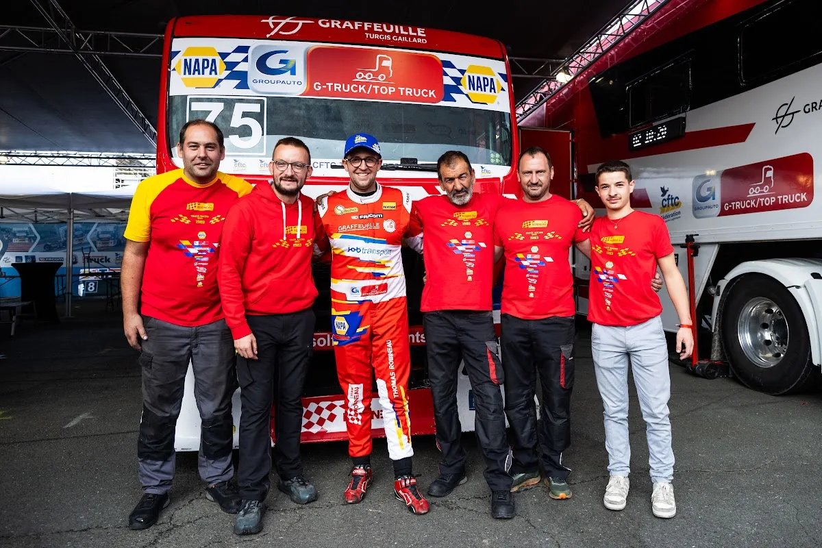 L'équipe Team Robineau pose avec les coupes devant le camion numéro 75
