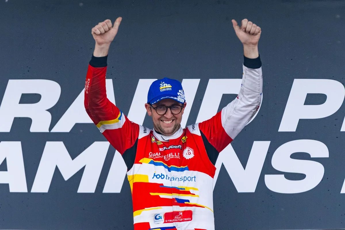Thomas Robineau lève les bras sur le podium du Grand Prix d'Albi