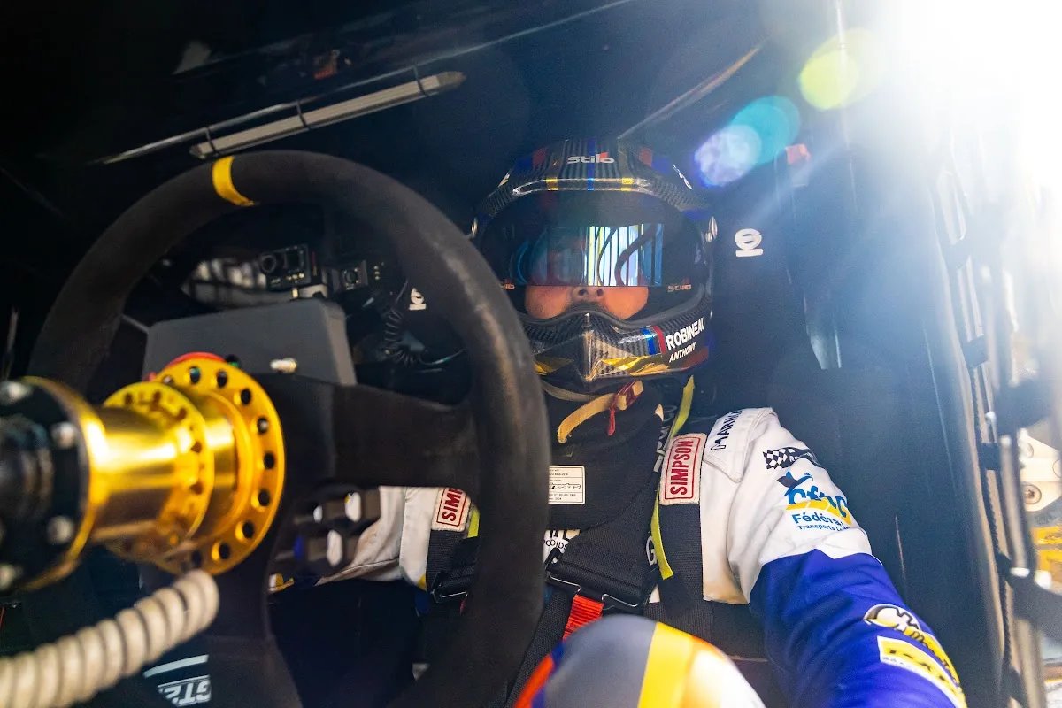 Anthony Robineau au volant du camion numéro 8, casque sur la tête