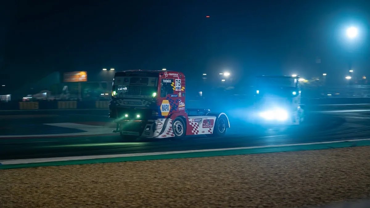 Le MAN numéro 75 de Thomas Robineau en piste pendant la course de nuit