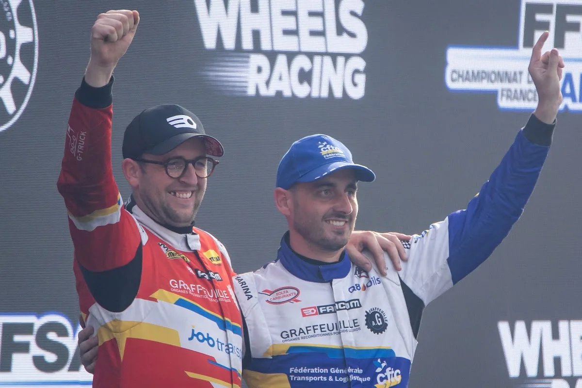 Thomas et Anthony Robineau lèvent les bras avec leurs coupes au Mans
