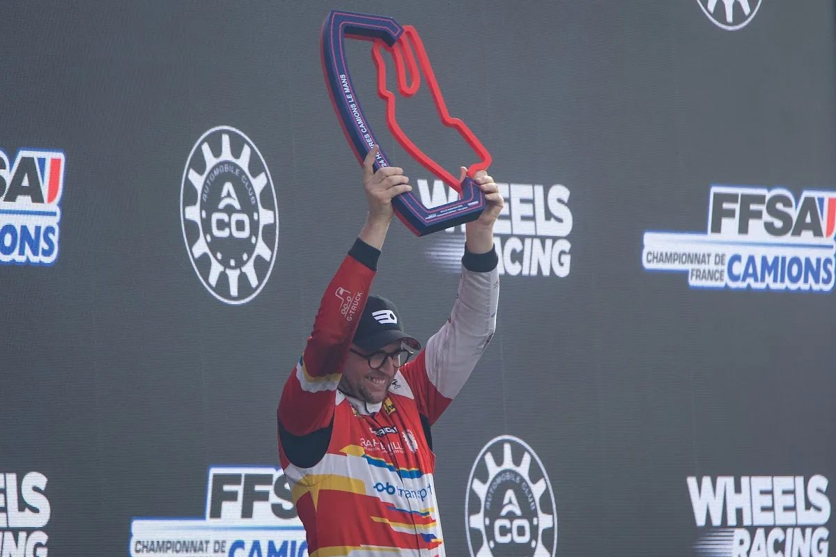 Thomas Robineau lève le trophée du podium des 24h Camions du Mans
