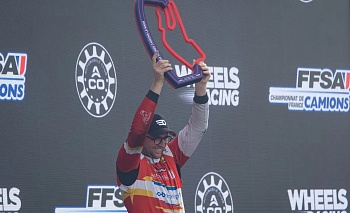 Thomas Robineau lève le trophée du podium des 24h Camions du Mans