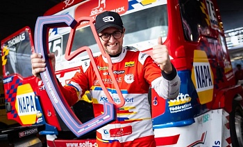 Thomas Robineau sourit avec le trophée de champion de France Camions 2026