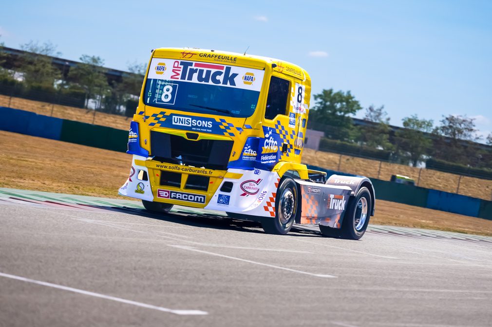 Le camion jaune #8 d’Anthony Robineau en piste à Magny-Cours, sous le soleil