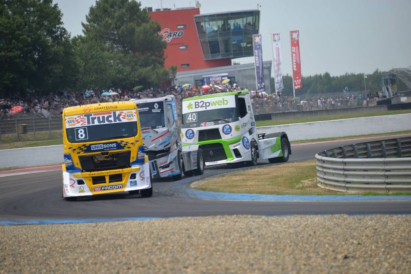 Le camion jaune #8 d’Anthony Robineau en tête d’un groupe de camions dans un virage du circuit de Nogaro