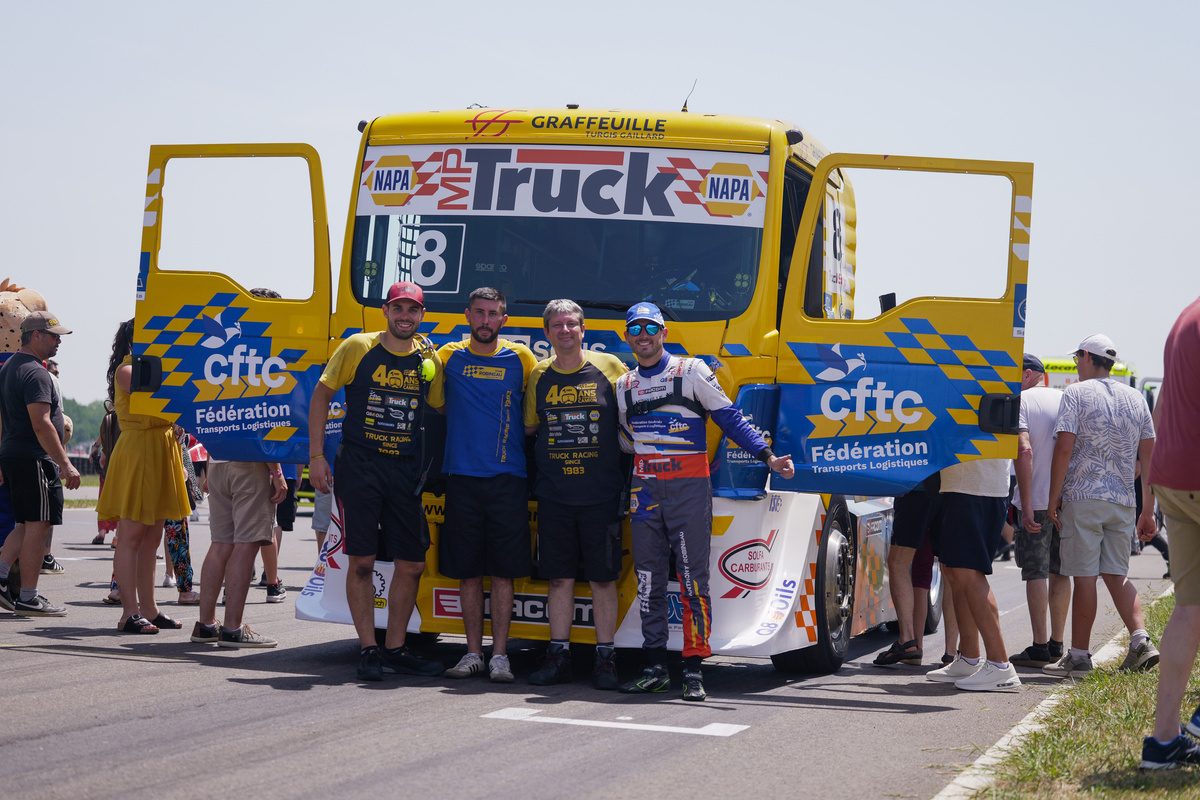 Anthony Robineau et son équipe posent devant le camion #8, portes ouvertes, à Nogaro