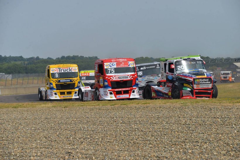 Les camions #8 et #75 de la Team Robineau en peloton sur le circuit de Nogaro
