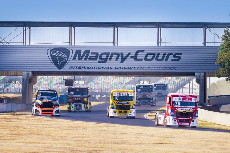 Les camions #8 et #75 de la Team Robineau dans le peloton, sous le portique Magny-Cours International Circuit