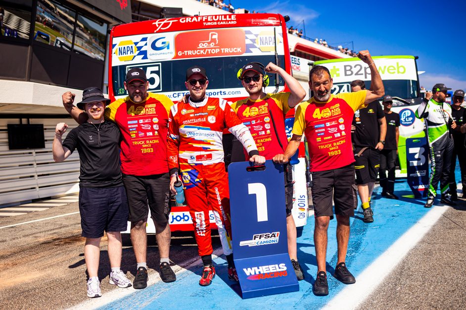 L’équipe Team Robineau pose avec Thomas Robineau et le panneau de pole position numéro 1 au Castellet