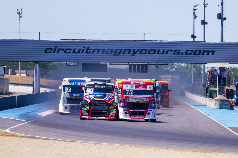 Le camion #75 de Thomas Robineau dans le peloton sous la passerelle du circuit de Nevers Magny-Cours, GP Camions 2026