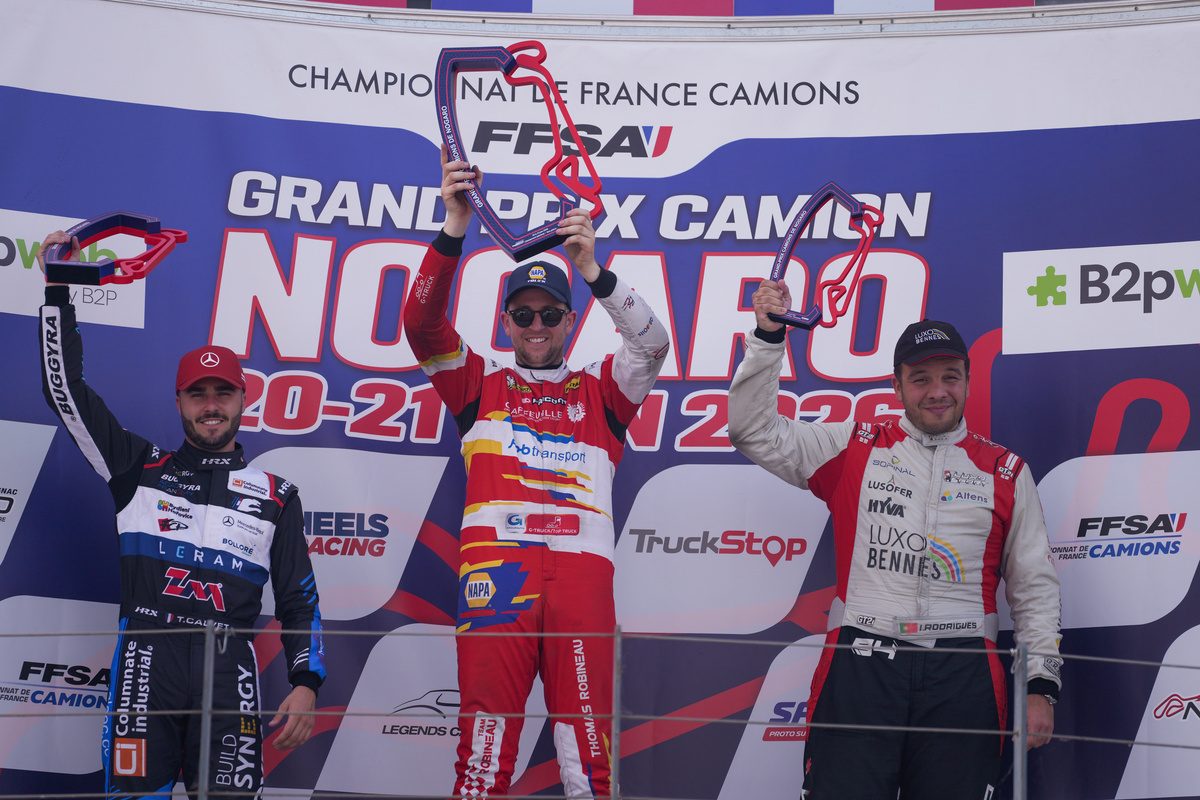 Thomas Robineau brandit le trophée du vainqueur sur la plus haute marche du podium du Grand Prix Camion de Nogaro 2026