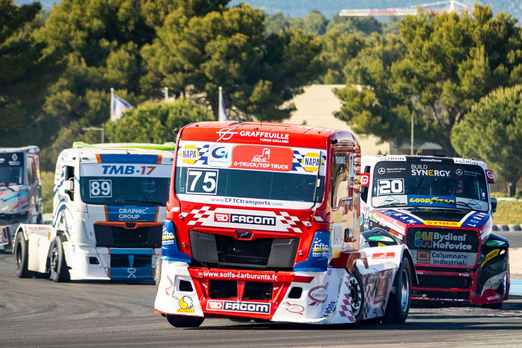 Le camion #75 de Thomas Robineau en course au Castellet, encadré par les camions #89 et #20