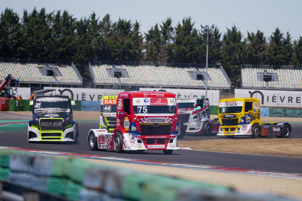 Le camion #75 de Thomas Robineau en course à Magny-Cours, suivi par d’autres camions dont le #8 jaune d’Anthony Robineau
