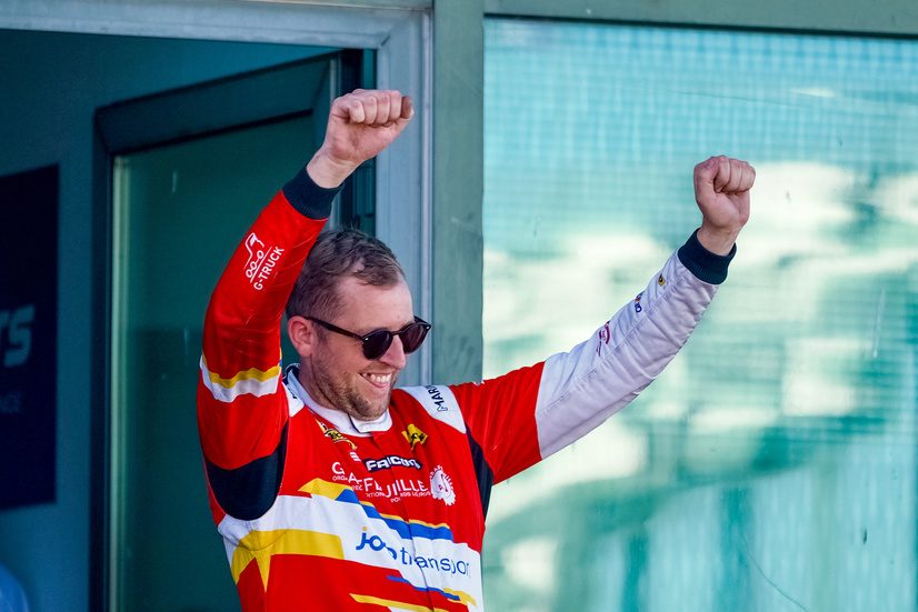 Thomas Robineau, poings levés, sourire aux lèvres, à Magny-Cours