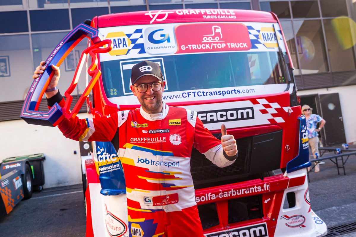 Thomas Robineau brandit son trophée devant le camion #75 au GP Camions du Castellet 2026
